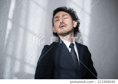 一個西裝革履的男人，忙著找工作、換工作，工作辛苦。 121988040