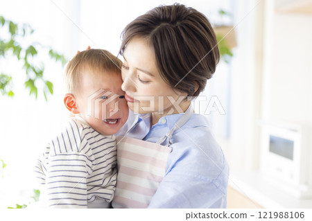 媽媽安撫哭泣的嬰兒 121988106