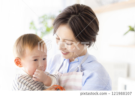 媽媽安撫哭泣的嬰兒 121988107