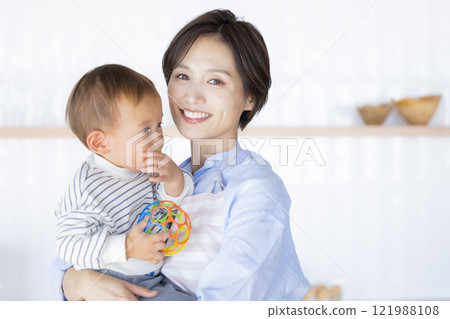 媽媽安撫哭泣的嬰兒 121988108