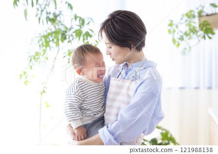 Mom to ease a crying baby 121988138