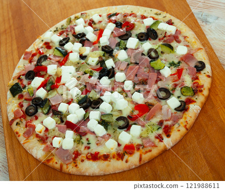 Homemade pizza with ham, feta and vegetables 121988611