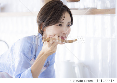 Woman cooking in the kitchen 121988817