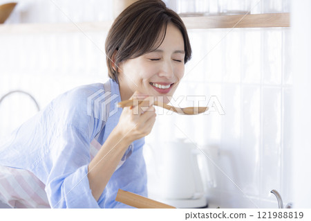 Woman cooking in the kitchen 121988819