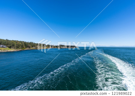 Ferry sailing on the ocean, Southern Gulf Islands, Strait of Georgia. 121989022