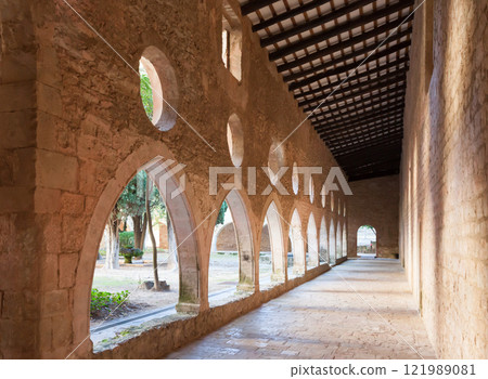 Cloister gallery of Monastery of Santa Maria de Santes Creus 121989081