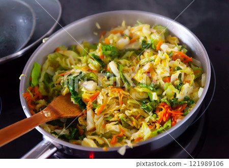 Braising cabbage in open pan 121989106
