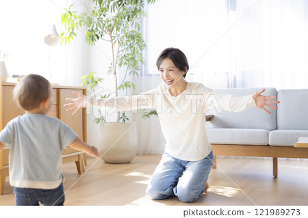 Parents and children relaxing in the living room 121989273