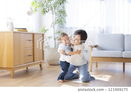 Parents and children relaxing in the living room 121989275