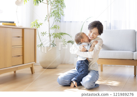 Parents and children relaxing in the living room 121989276