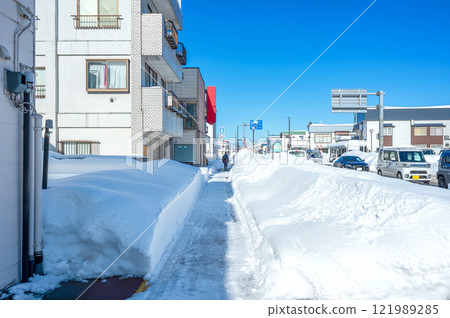 Life in a snowy country: A long-awaited sunny day in the middle of heavy snowfall, snow-covered sidewalks and congested roads 121989285