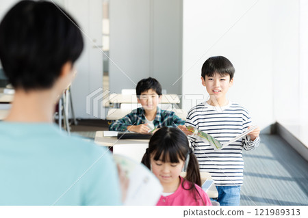 小學生在教室上課 小學生在教室上課 121989313