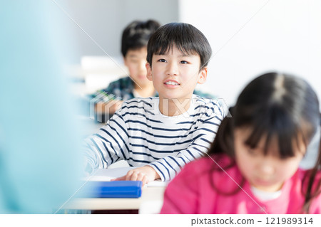 小學生在教室上課 小學生在教室上課 121989314