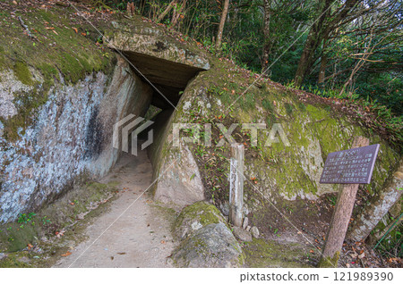 Tour of Kasagi Temple's pilgrimage grounds: Passing through the womb at Kasagiyama, Kasagi-cho, Kyoto Prefecture Tour of Kasagi Temple's pilgrimage grounds: Passing through the womb at Kasagiyama, Kasagi-cho, Kyoto Prefecture 121989390