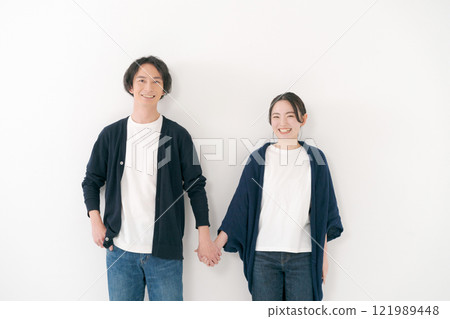 A couple holding hands 121989448