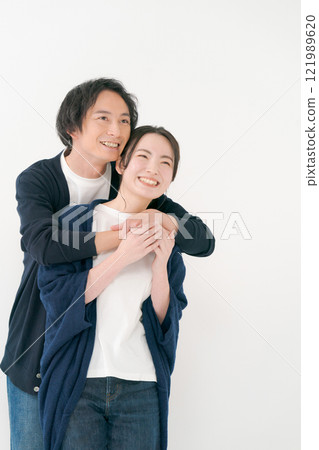 Hugs couple 121989620