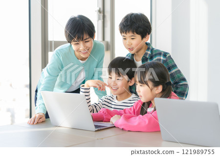 小學生在教室裡操作電腦 121989755