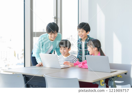 小學生在教室裡操作電腦 121989757