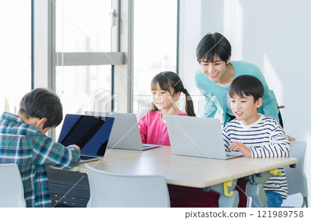 小學生在教室裡操作電腦 121989758