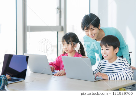 小學生在教室裡操作電腦 121989760