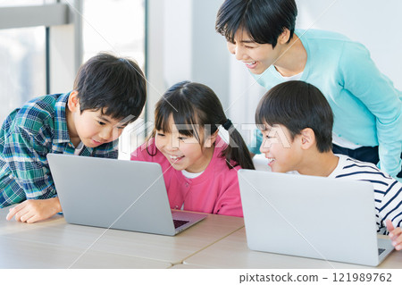 小學生在教室裡操作電腦 小學生在教室裡操作電腦 121989762