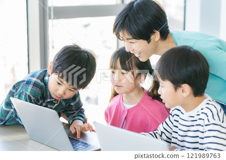 小學生在教室裡操作電腦 小學生在教室裡操作電腦 121989763