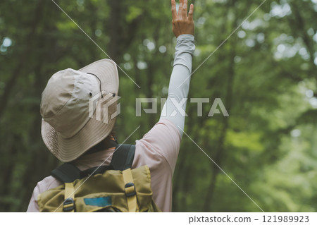 Hitchhiking on mountain trails 121989923