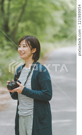 A woman with a camera 121989954