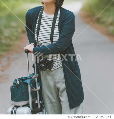 山路上拉著行李箱的遊客 121989961