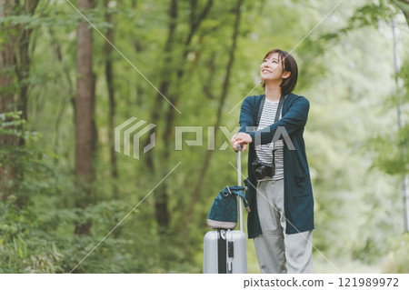山路上拉著行李箱的遊客 121989972