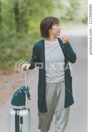 遊客在山路上迷路 121989980