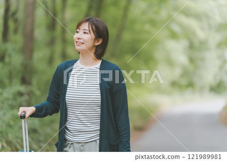 山路上拉著行李箱的遊客 121989981