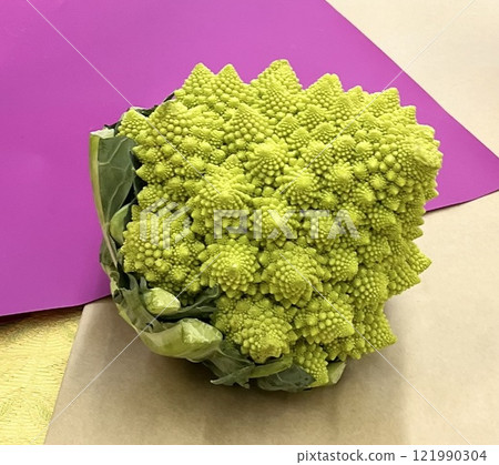 Romanesco on the table 121990304