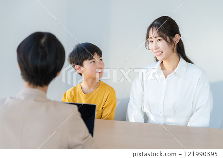 Parents and children having an interview with a teacher 121990395