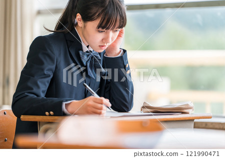 高中/國中/小學女生在學校教室/補習班參加考試/測驗(考試) 高中/國中/小學女生在學校教室/補習班參加考試/測驗(考試) 121990471