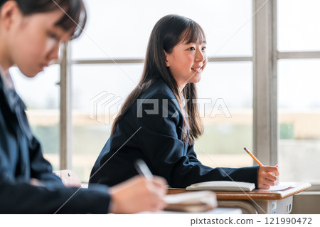 在學校/補習班認真學習的國中/小學生和老師(有趣) 在學校/補習班認真學習的國中/小學生和老師(有趣) 121990472