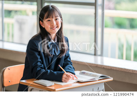 國中生和小學生在學校/補習班認真上課（有趣） 121990474