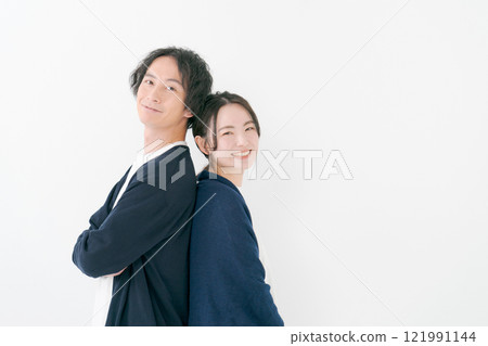 年輕男女背對著對方微笑 121991144