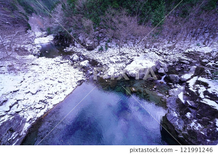 天川村的一條山溪被雪覆蓋 天川村的一條山溪被雪覆蓋 121991246