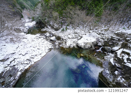 天川村的一條山溪被雪覆蓋 天川村的一條山溪被雪覆蓋 121991247