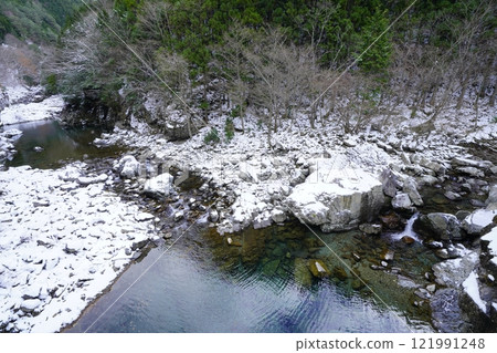天川村的一條山溪被雪覆蓋 天川村的一條山溪被雪覆蓋 121991248