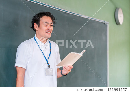 男老師在黑板前上課 男老師在黑板前上課 121991357