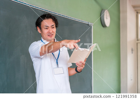 男老師在黑板前上課 男老師在黑板前上課 121991358