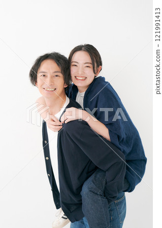 微笑的男人和女人背著遊樂設施 微笑的男人和女人背著遊樂設施 121991413