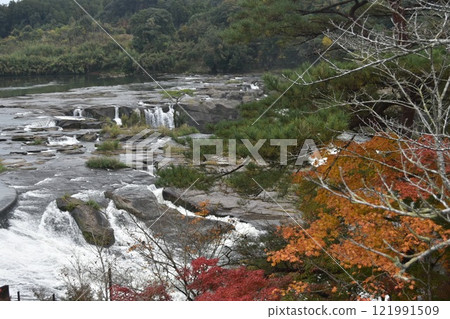 Falls of Sogaki of autumn leaves 121991509