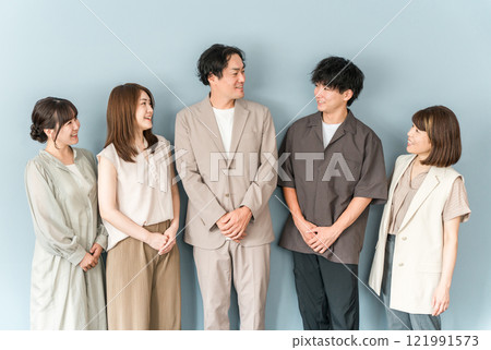 公司辦公室男女商務人士/辦公休閒（就業/人力資源/轉行/發展） 121991573