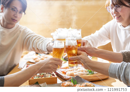 Toasting with beer, winter party, hot pot dishes 121991753