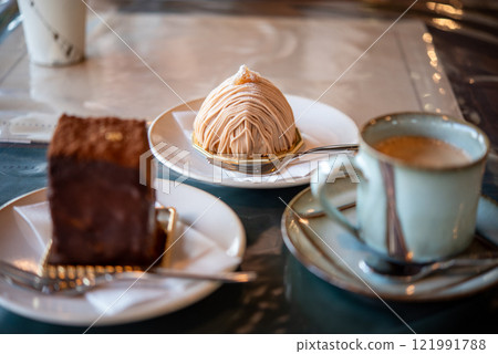 Mont Blanc, chocolate cake and coffee 121991788