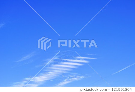 藍色的天空和雲圖像 121991804