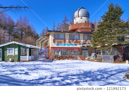 A mountain lodge on the north side of Mount Nyukasa in Fujimi Town, Nagano Prefecture in winter A mountain lodge on the north side of Mount Nyukasa in Fujimi Town, Nagano Prefecture in winter 121992173